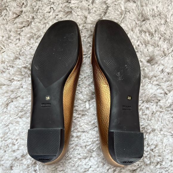 Beautiful PRADA gold leather flats - Picture 3 of 12